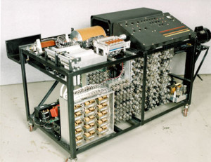 Atanasoff es quien invento la primera computadora tal y como aparece en la imagen.