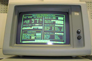La pantalla de rayos catodicos monocromatico, fue de los primeros tipos de monitores que permitió manejar mejor la computadora.